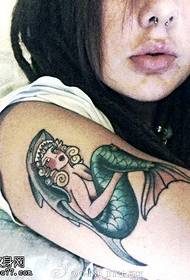 Modello tatuaggio sirena color braccio