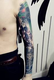 Tatuaje de brazo de flor elegante y atmosférico