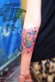 Modello di tatuaggio di loto color braccio femminile