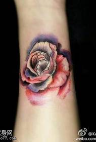 Pattern ng tattoo ng rosas ng braso