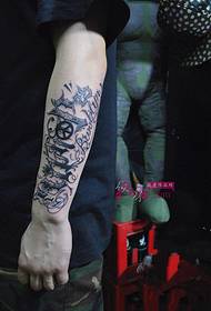 Didelio gėlių kūno angliškos rankos tatuiruotės paveikslėlis