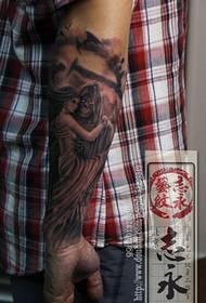 Brazos de la muerte abrazando hermosos tatuajes