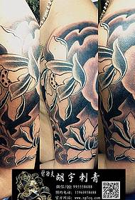 Tatuaż lotosu na dużym ramieniu