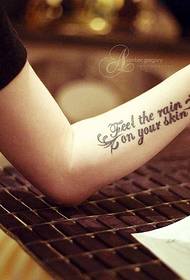 Smuk og smuk arm engelsk tatovering