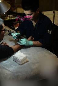 Osobnost ruka tetovaža stroj moda tetovaža