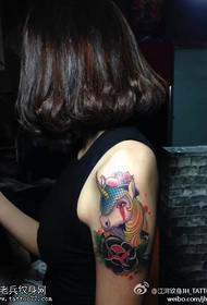Kvindelig arm farverig enhjørning rose tatoveringsmønster