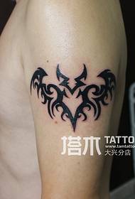 Tatuaż totem ramię nietoperza