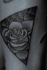 Patrón de tatuaje de flor con incrustaciones de triángulo
