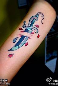 Model de tatuaj cu pumnal în culoarea brațului