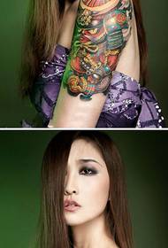 Maschera giapponese del tatuaggio del braccio del samurai prepotente di bellezza