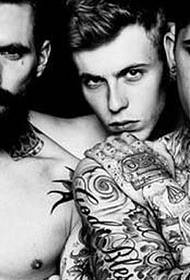 Европейские и американские мужчины демонстрируют эффект монохромных татуировок