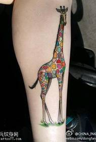 Arm kleur giraffe tattoo patroon