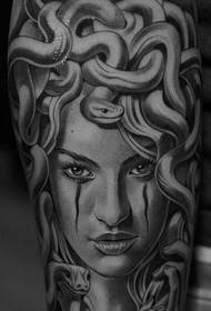 Iesakiet rokas Medusa portreta tetovējuma modeli