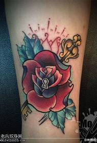 Besoaren koloreko arrosa lorearen gako tatuaje argazkia