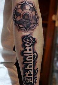 Tatuaggio sanscrito con braccio alla moda