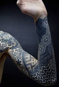 Totem Blume Arm Tattoo, das bei Modeleuten beliebt ist