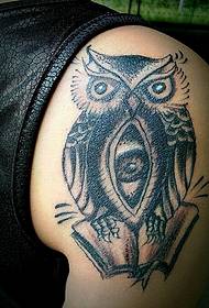 Stor arm Uggla tatuering