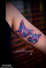 Színes csillagos macska tetoválás minta a kar belsejében