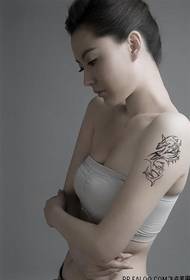 Den mest trendy tatovering af skønhedsarmen totem er så charmerende