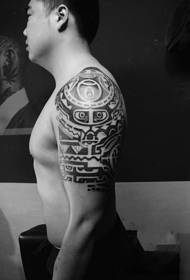 Mand arm sort og hvid religiøs totem tatovering