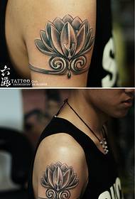 လက်တွေ့ကျသောပန်းချီကားအနက်ရောင်အနီရောင် lotus gold hoop tattoo ပုံစံ