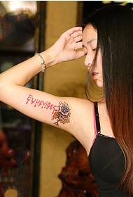 Слика љепоте рука љепоте мода лијепог узорка тетоваже лубање