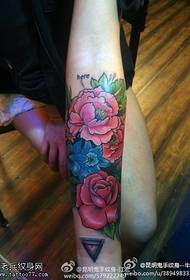 手臂顏色玫瑰紋身圖片