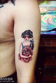 Roku krāsas rožu meitenes tetovējuma raksts