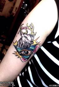 Slika ruke boje tetovaža boga antilopa boga