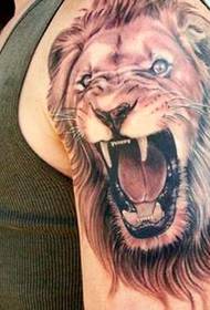 Tatuaje de león dominador do brazo