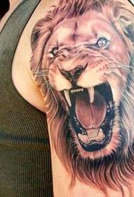 Arm dominerande lejon tatuering