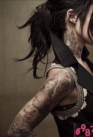 Skjønnhets nakke og arm personlighet tatovering