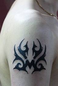 Ang tattoo sa Totem nga adunay yano nga mga bukton