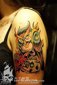 Käsivarsi väri kallo ruusu pöllö tatuointi malli