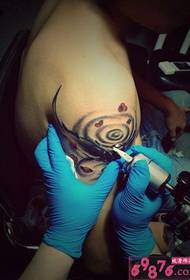 ຜູ້ຊາຍຮູບແຕ້ມ tattoo inkfish ບຸກຄົນ