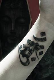 mukava sanskritin tatuointi käsivarressa