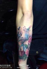 Foto tatuaggio braccio clessidra color rosa