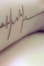 Makea ja kaunis näköinen EKG-tatuointi