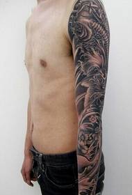 Атмосферна класическа татуировка на калмари за рамо с цветя
