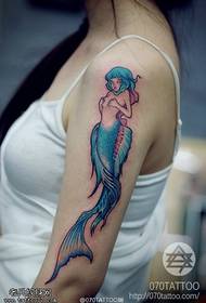 အမျိုးသမီးလက်မောင်းအရောင် Mermaid tattoo ပုံစံ