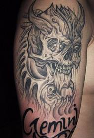 Ond djevel arm svart og hvit tatovering