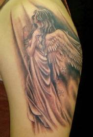 Tatuaje de anxo brazo atmosférico