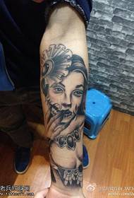 Рука сексуальна дівчина татуювання візерунок