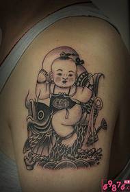 魚の腕のタトゥー画像を保持している中国の伝統的な風の少年