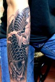 Tattoo i bukur i kallamarëve në krah