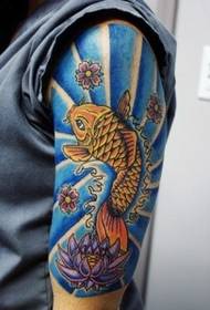 Красив татуировка на калмари на ръката