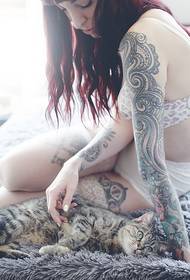 Modes meitenes ziedu rokas tetovējums