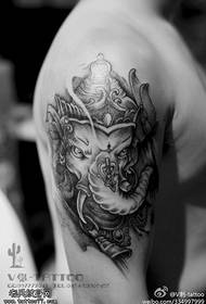 Ручна личност црно сиви бог слон тетоважа узорак