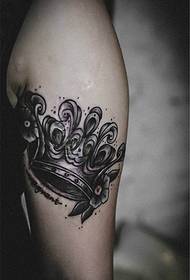 Žena tetovanie koruny paže
