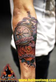 Kompass skaists ziedu tetovējuma raksts